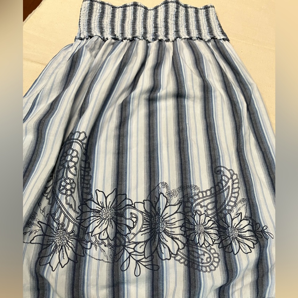 5” elastic band tops this denim blue/gray/wt striped embroidered print. Medium